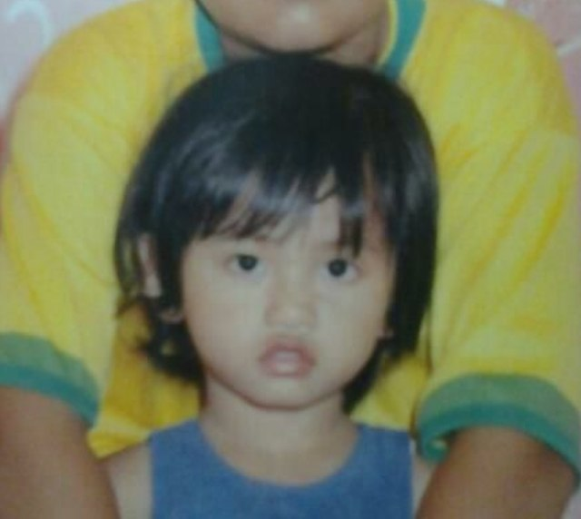 keya kecil dengan baju biru
